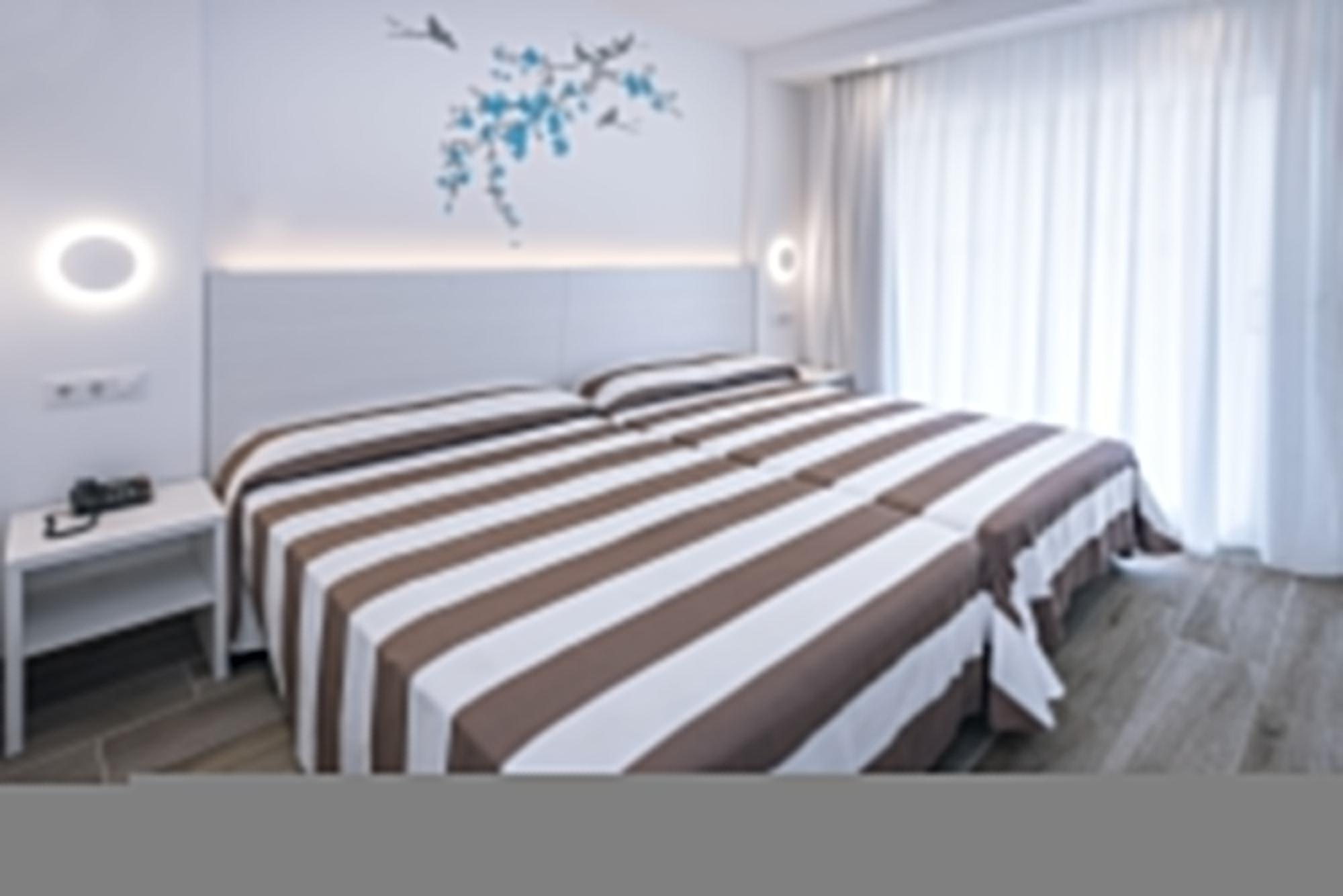 Hotel Oasis Park Splash Calella Room photo